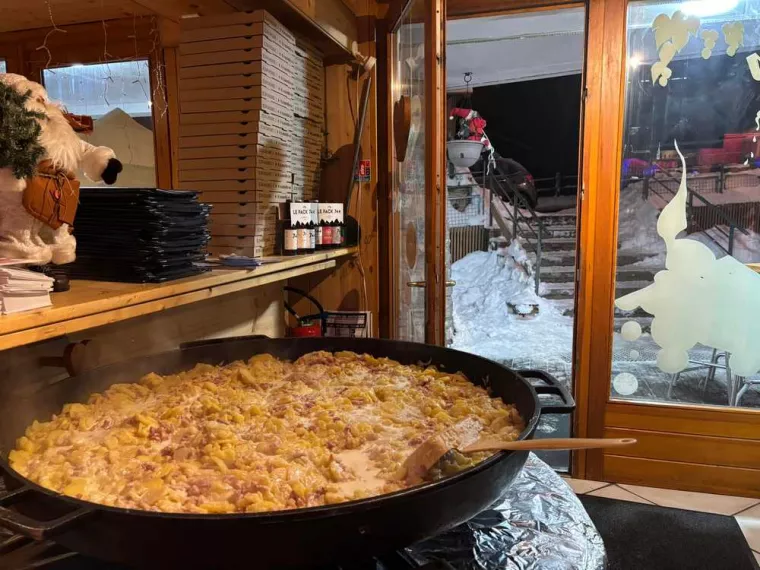 Faire une soirée tartiflette pour un anniversaire à la montagne avec 15 personnes, La Chapelle-d'Abondance, La Taverne d'Ici et d'Ailleurs