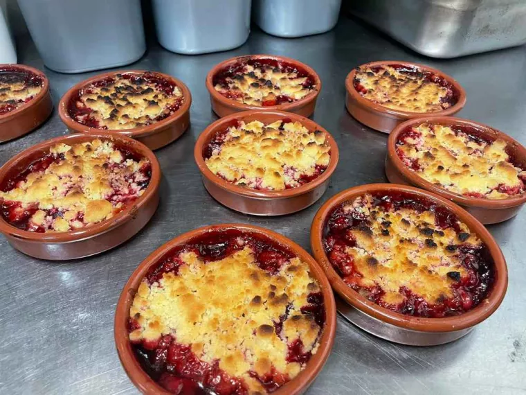 Manger une tartine savoyarde à base d'abondance, La Chapelle-d'Abondance, La Taverne d'Ici et d'Ailleurs