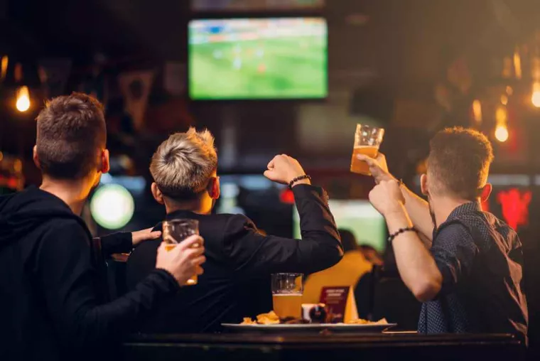 Regarder le match de football tout en mangeant une raclette dans un restaurant de montagne, La Chapelle-d'Abondance, La Taverne d'Ici et d'Ailleurs